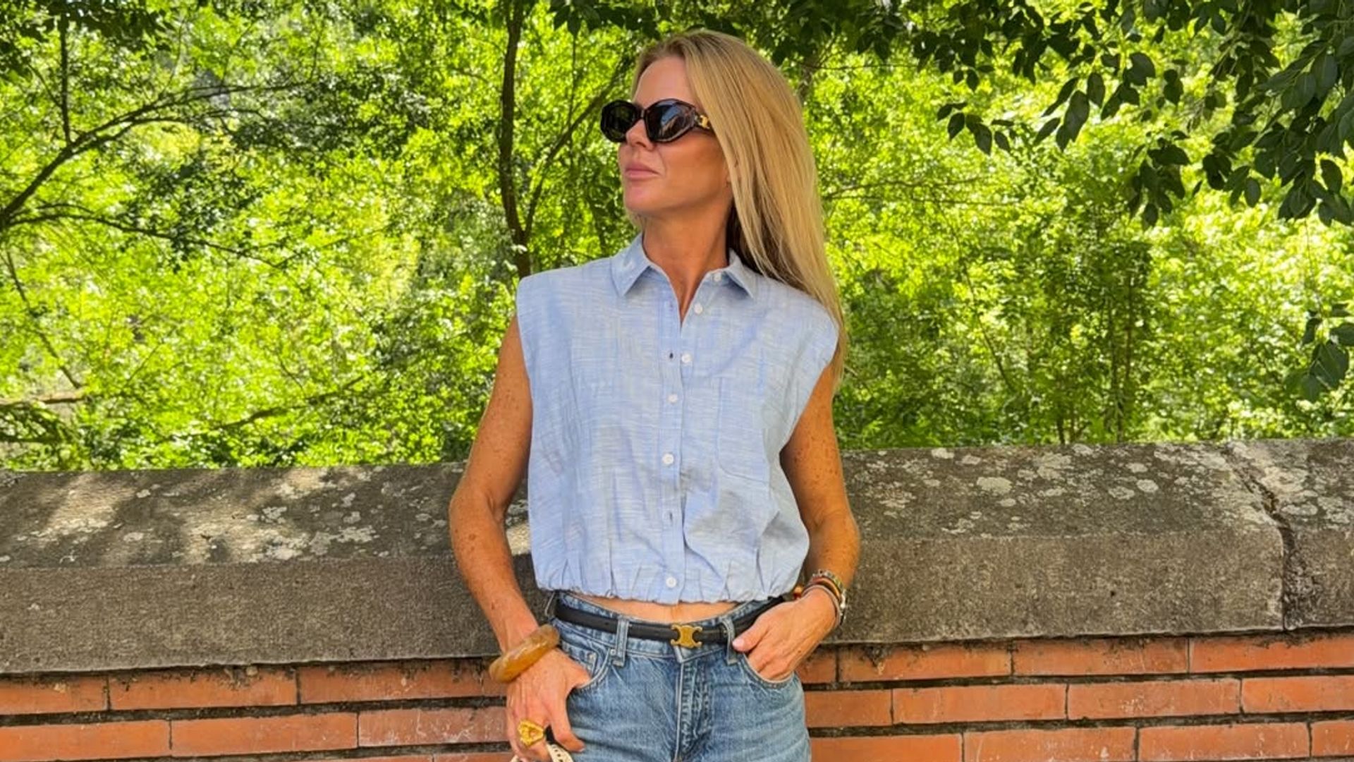 Amelia Bono estrena dos tops de Zara que prometen agotarse antes del verano y los combina con pantalones efecto piernas infinitas