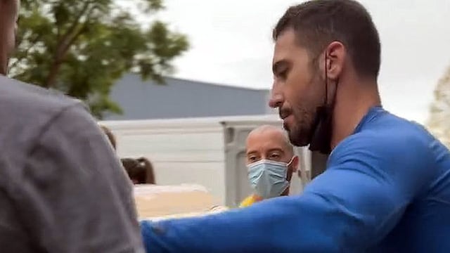 Miguel Ángel Silvestre ayudando en la DAAN de Valencia 2024