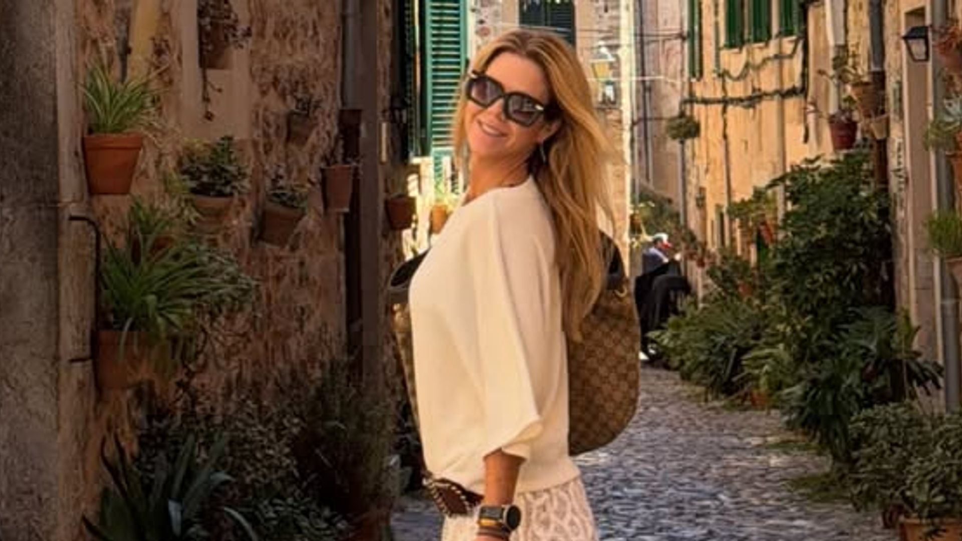 Amelia Bono cambia las botas cowboy por el blanco balear en Mallorca: los cuatro looks que mejor potencian el bronceado
