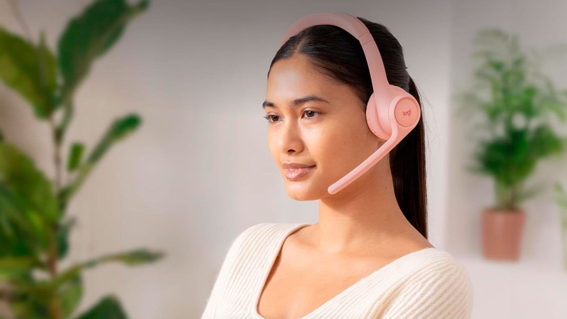 Una mujer con unos auriculares rosas con micrófono