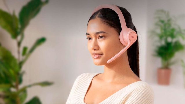 Una mujer con unos auriculares rosas con micrófono
