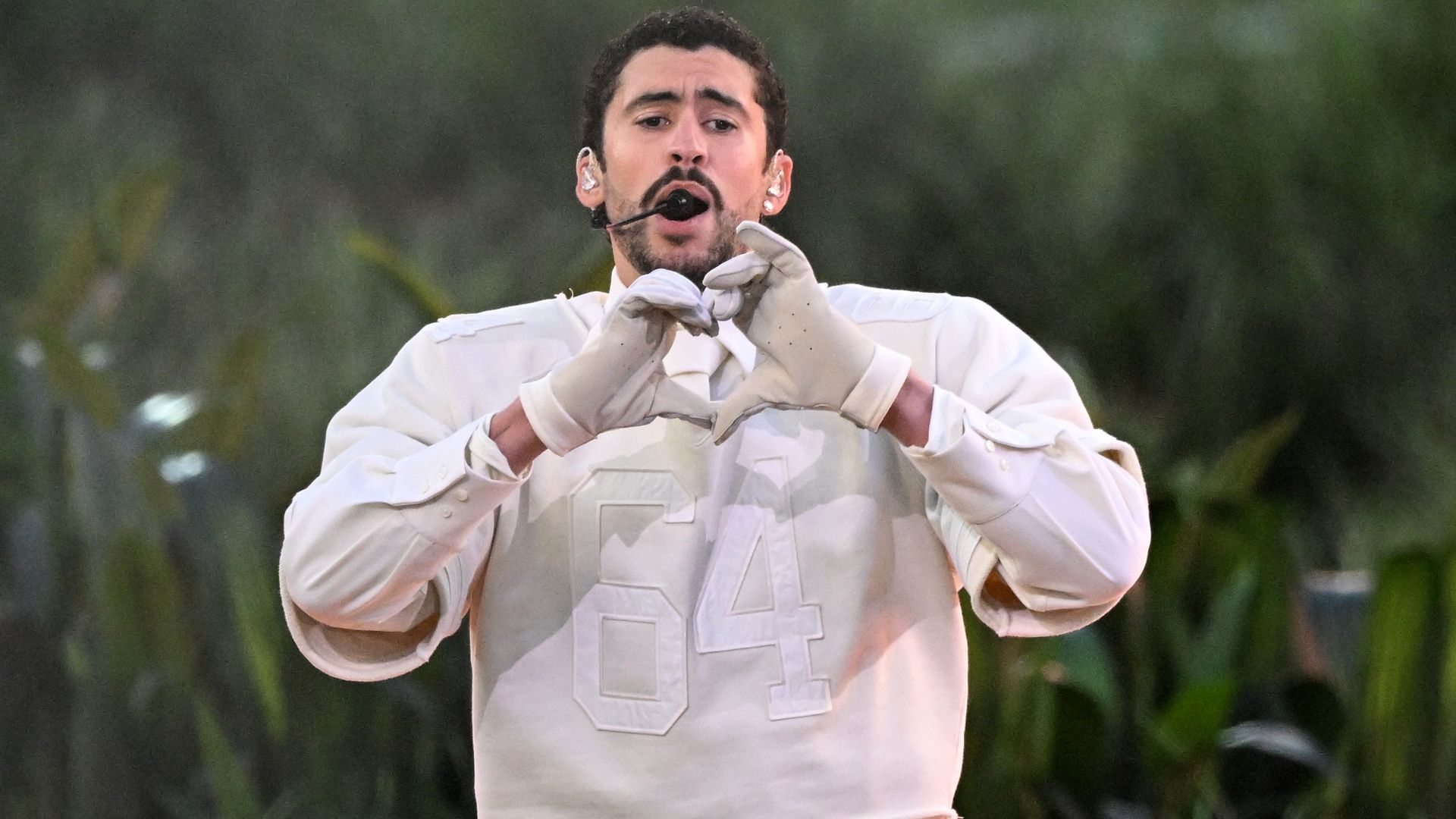 Bad Bunny durante su concierto en La Super Bowl LX