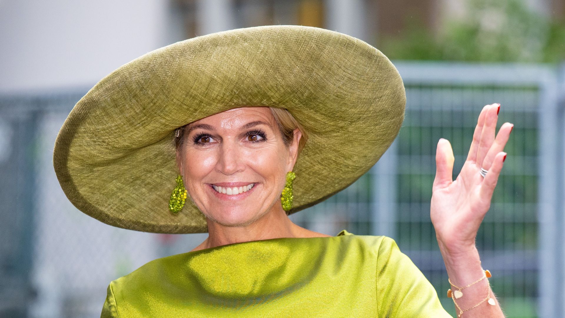 Máxima de Holanda se atreve con todo y estrena un diseño de flecos para presumir de piernas