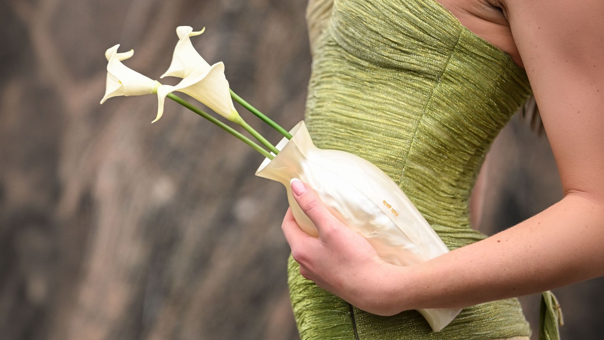Bolsos de invitada que parecen esculturas: por qué el 'clutch' plano ha muerto y ahora buscamos estos diseños especiales
