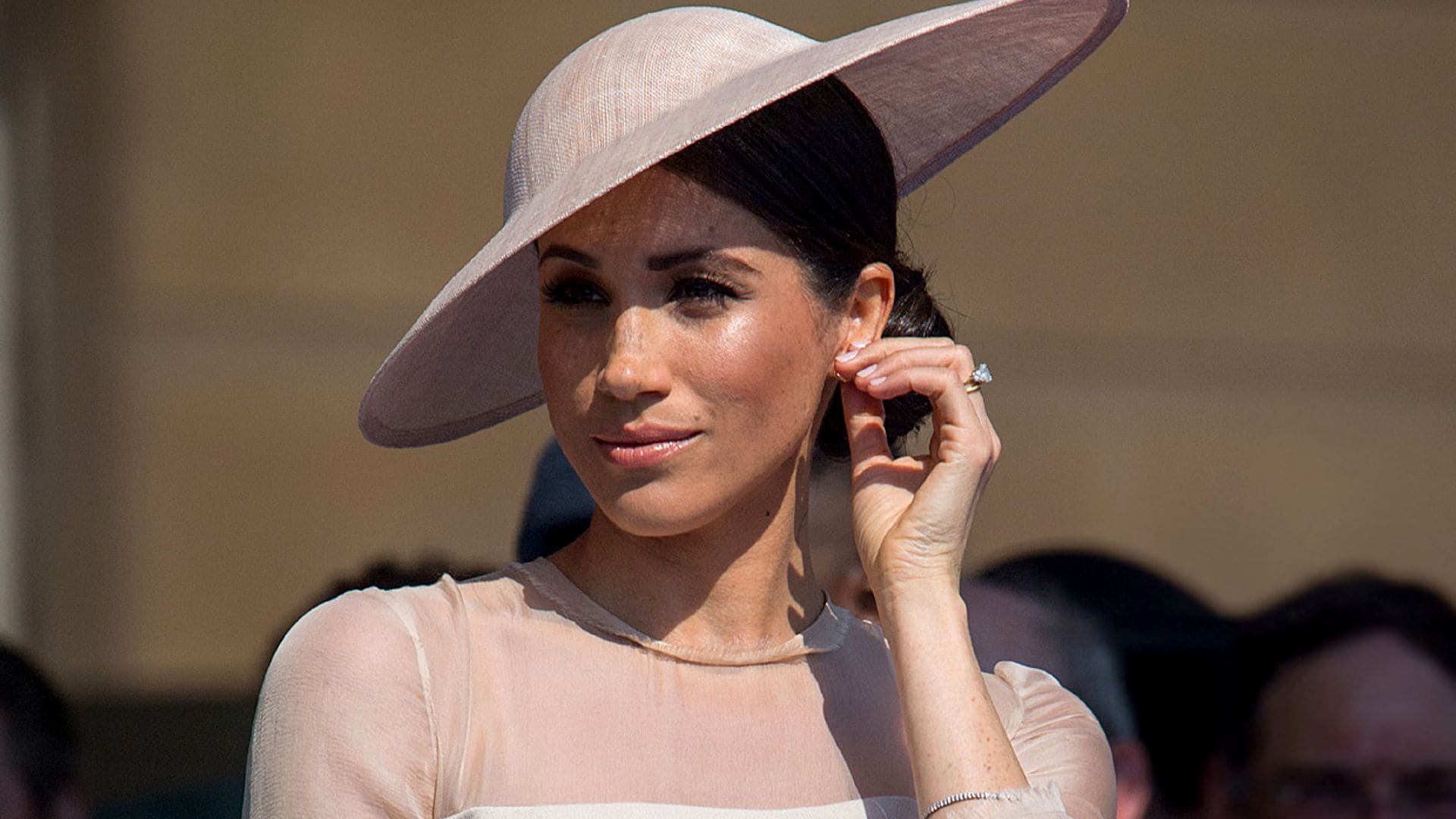 Al detalle, las poderosas joyas con mensaje de Meghan Markle