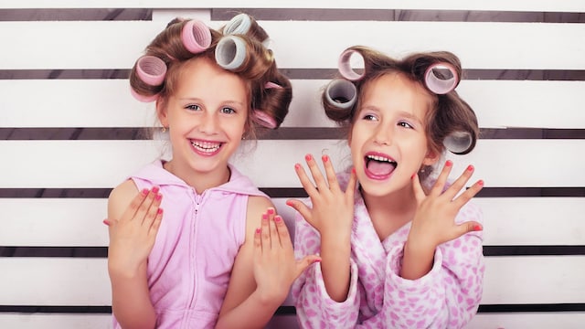 Niñas con manicura hecha y con los rulos en el pelo