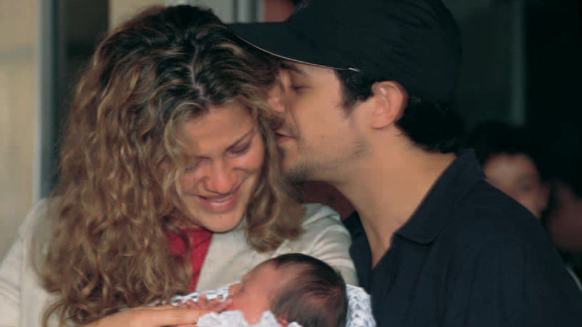 Plano medio de Alejandro Sanz y Jaydy Michel saliendo del hospital con su hija Manuela en brazos