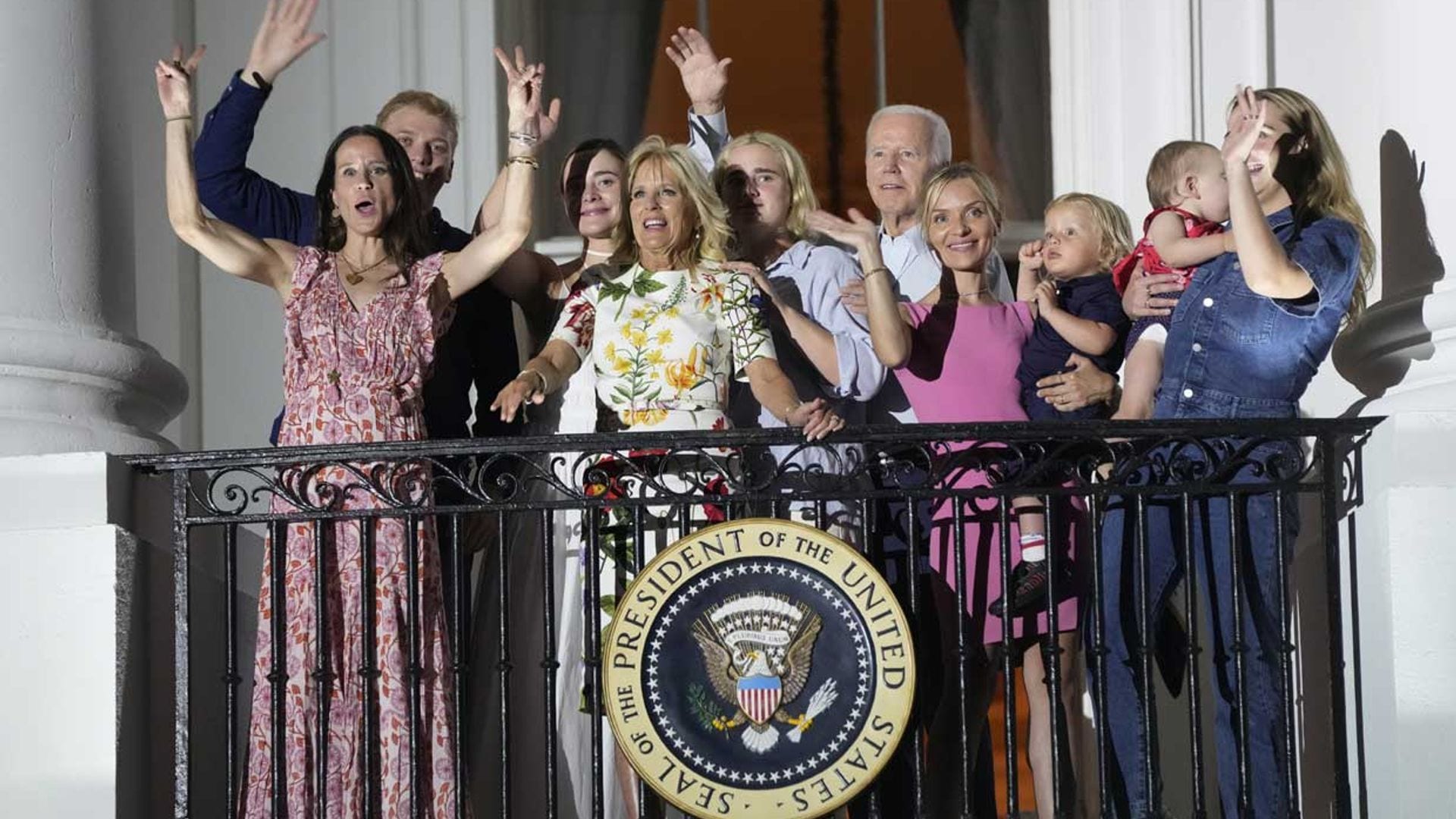Los Biden, al más puro estilo 'royal' en el balcón de la Casa Blanca