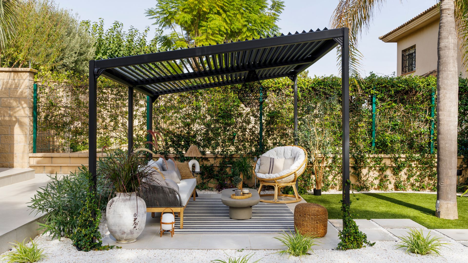 Zona exterior con pérgola