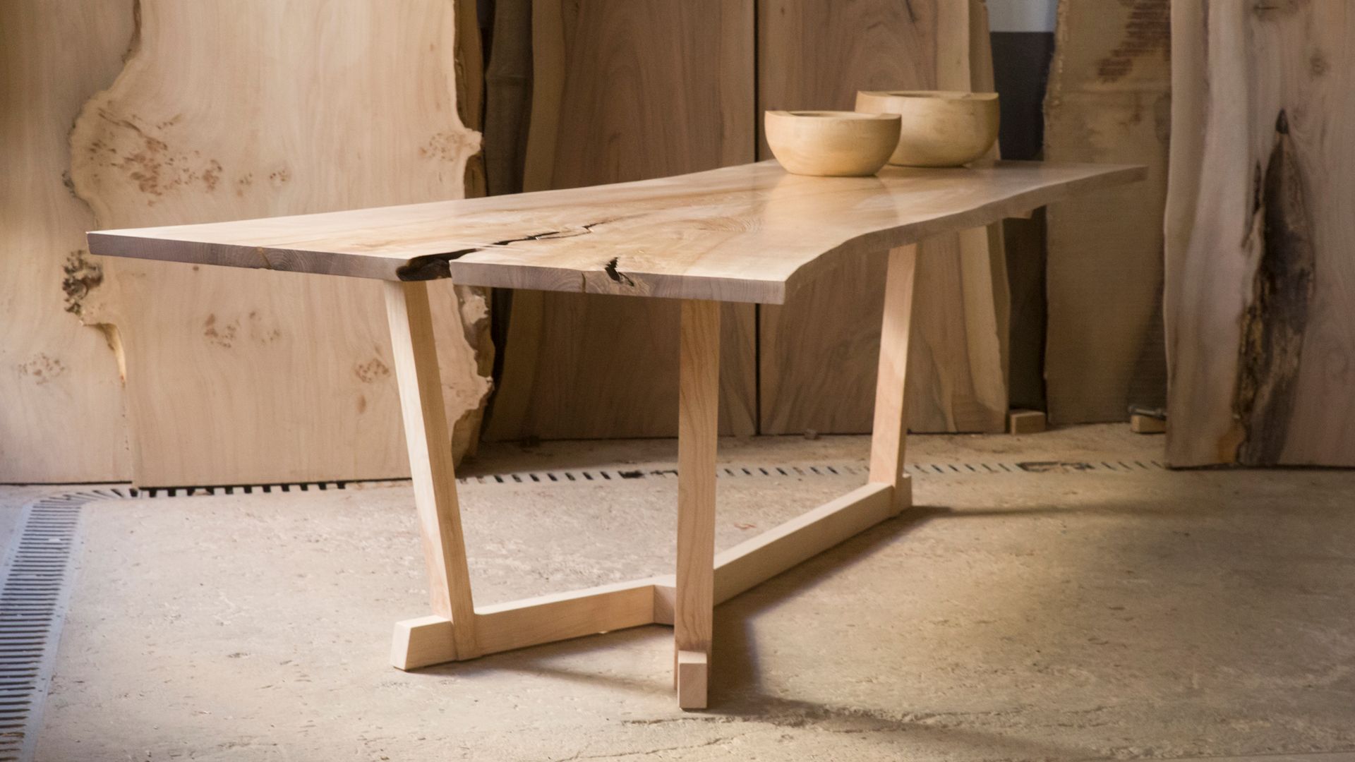 Mesa de madera con vetas realizada por un maestro artesano