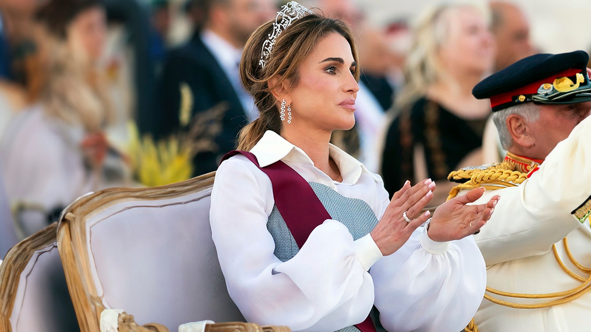 Rania de Jordania celebra 25 años como reina: tiara y un vestido ...