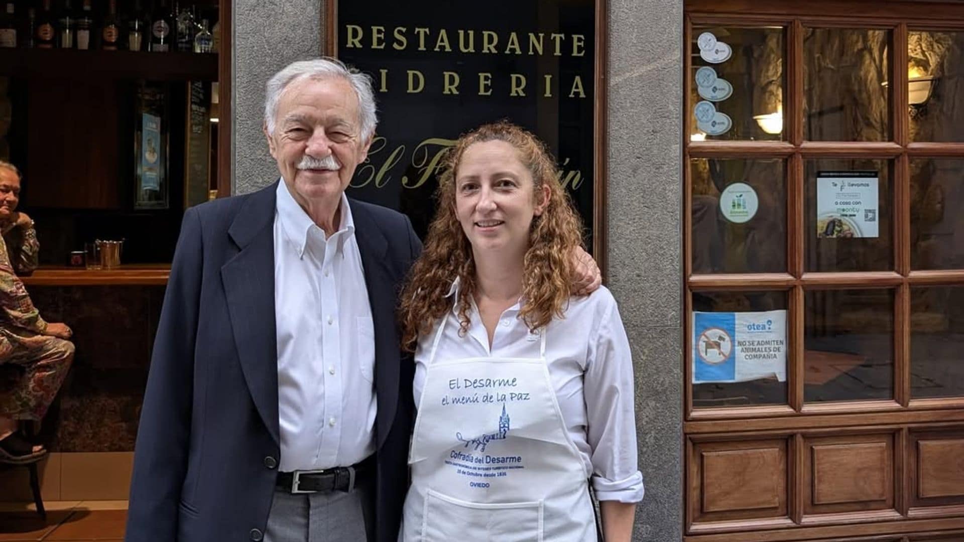 Mary Fernández se hizo una foto con Eduardo Mendoza con la que ilustra su agradecimiento por la visita a El Fartuquín.