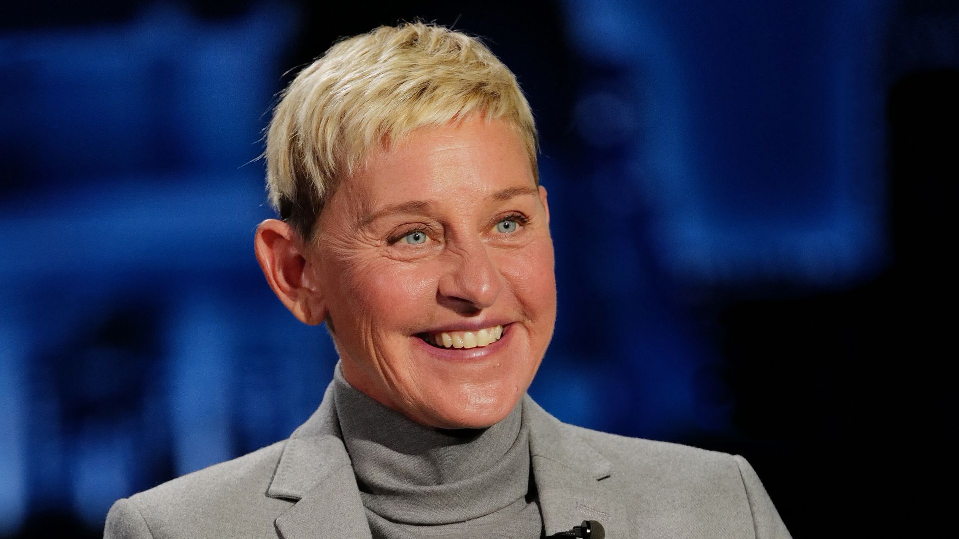 El impactante cambio de look de Ellen DeGeneres en su finca millonaria en Reino Unido