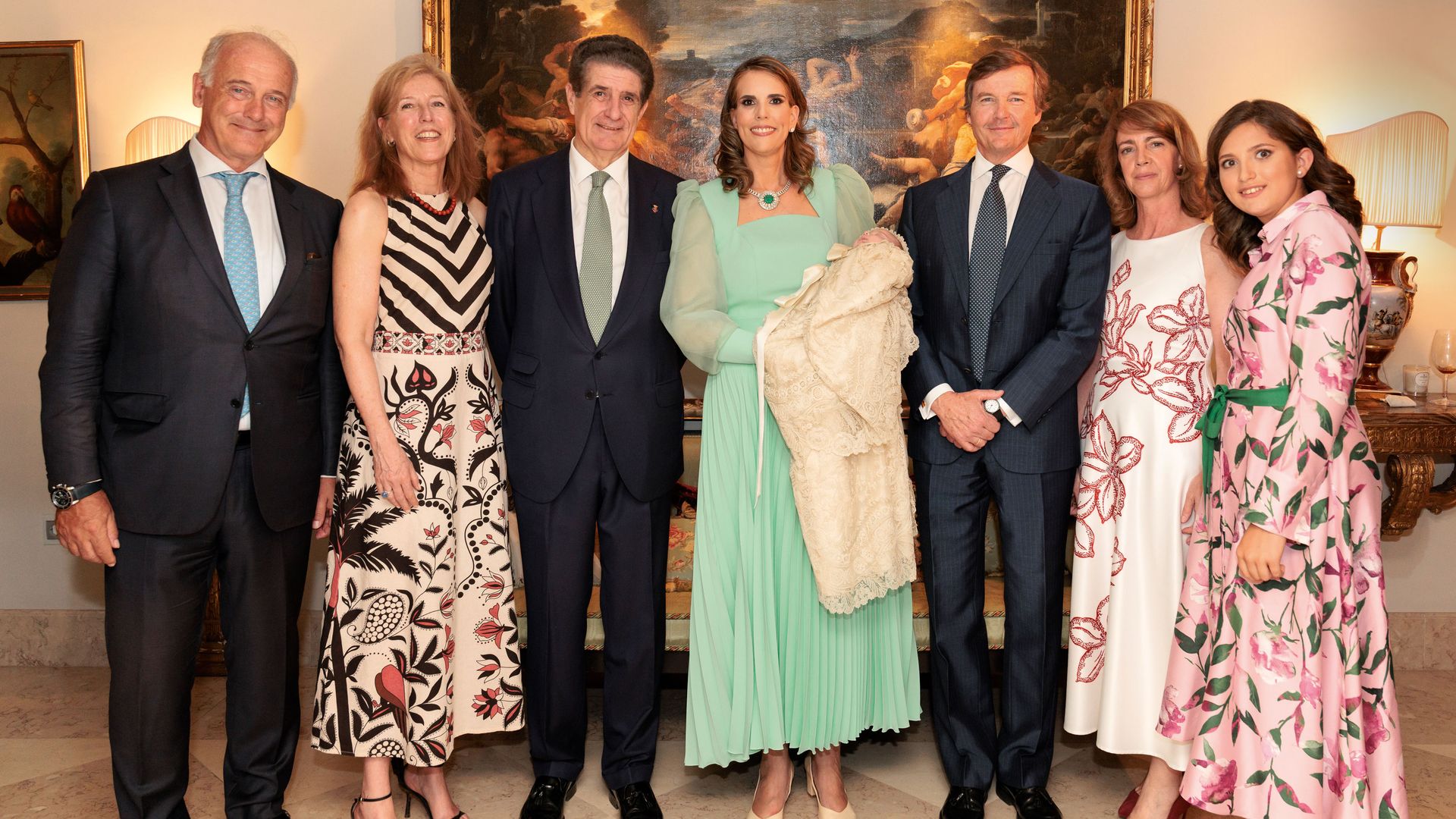 La familia junto a Isabel Morales de Borbón y Joaquín Galán (izquierda) y los duques de Calabria celebraron el bautizo del pequeño Juan Ramón