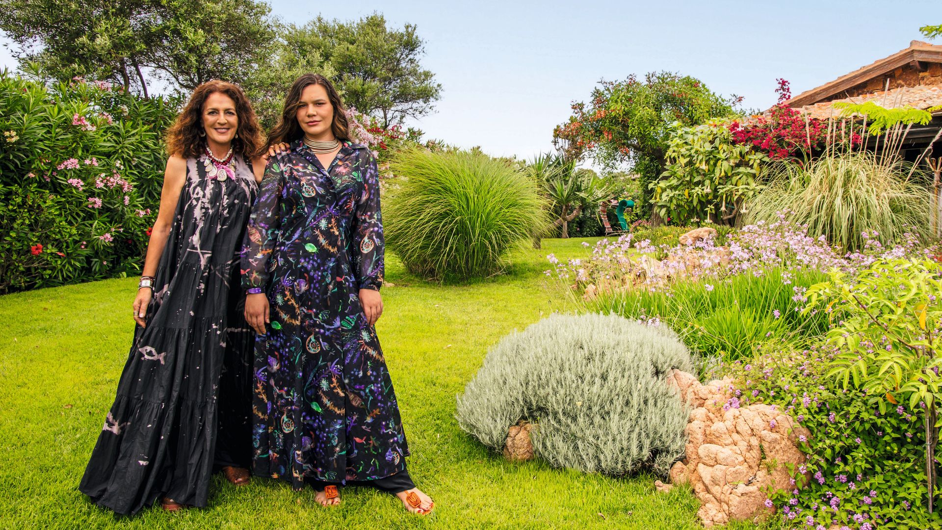 La diseñadora posa en los jardines con Teresa