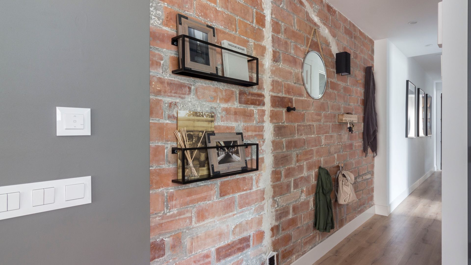 Pasillo con pared de ladrillo visto