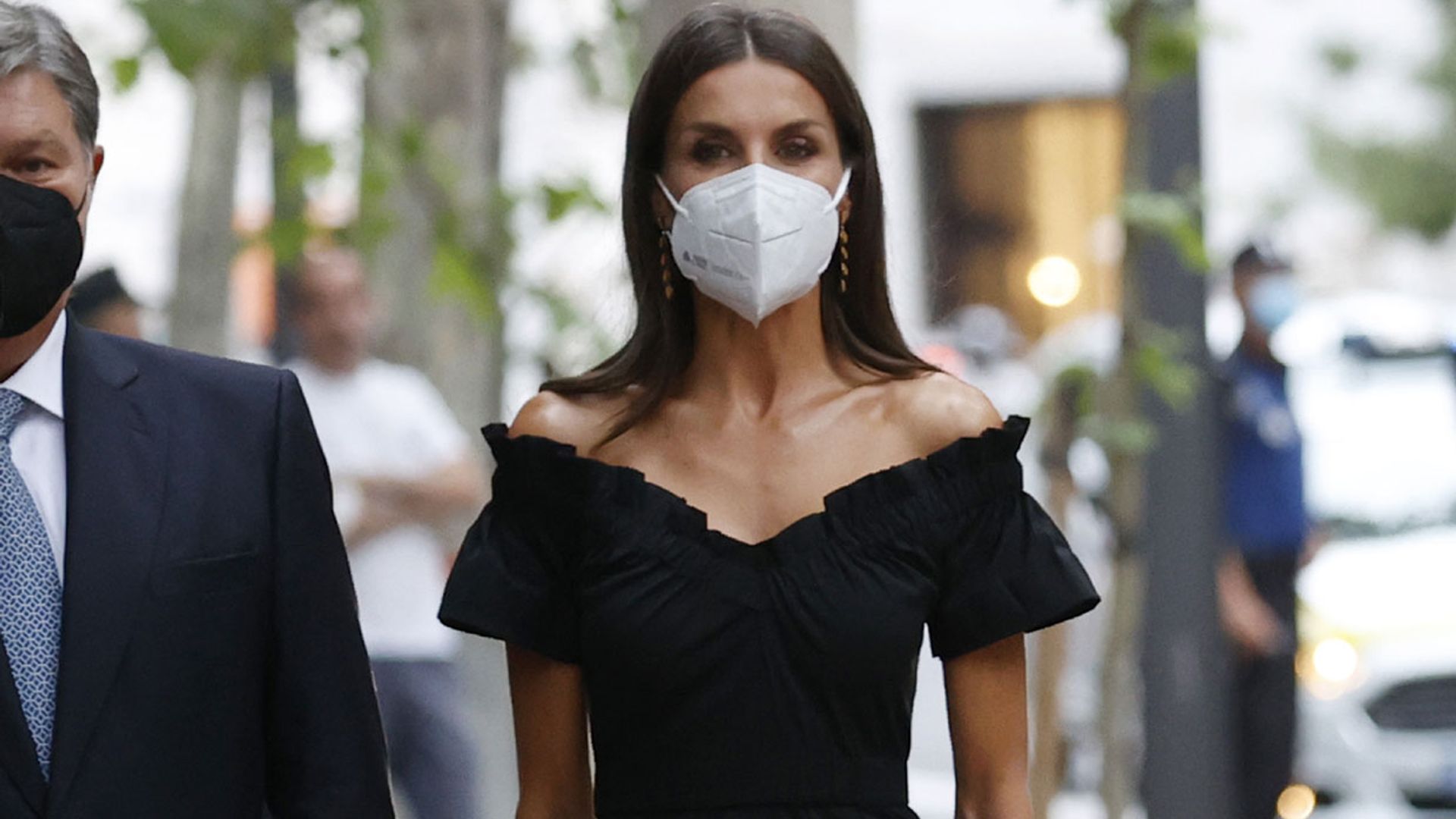 Doña Letizia estrena un 'LBD' sostenible en su primer acto después de las vacaciones