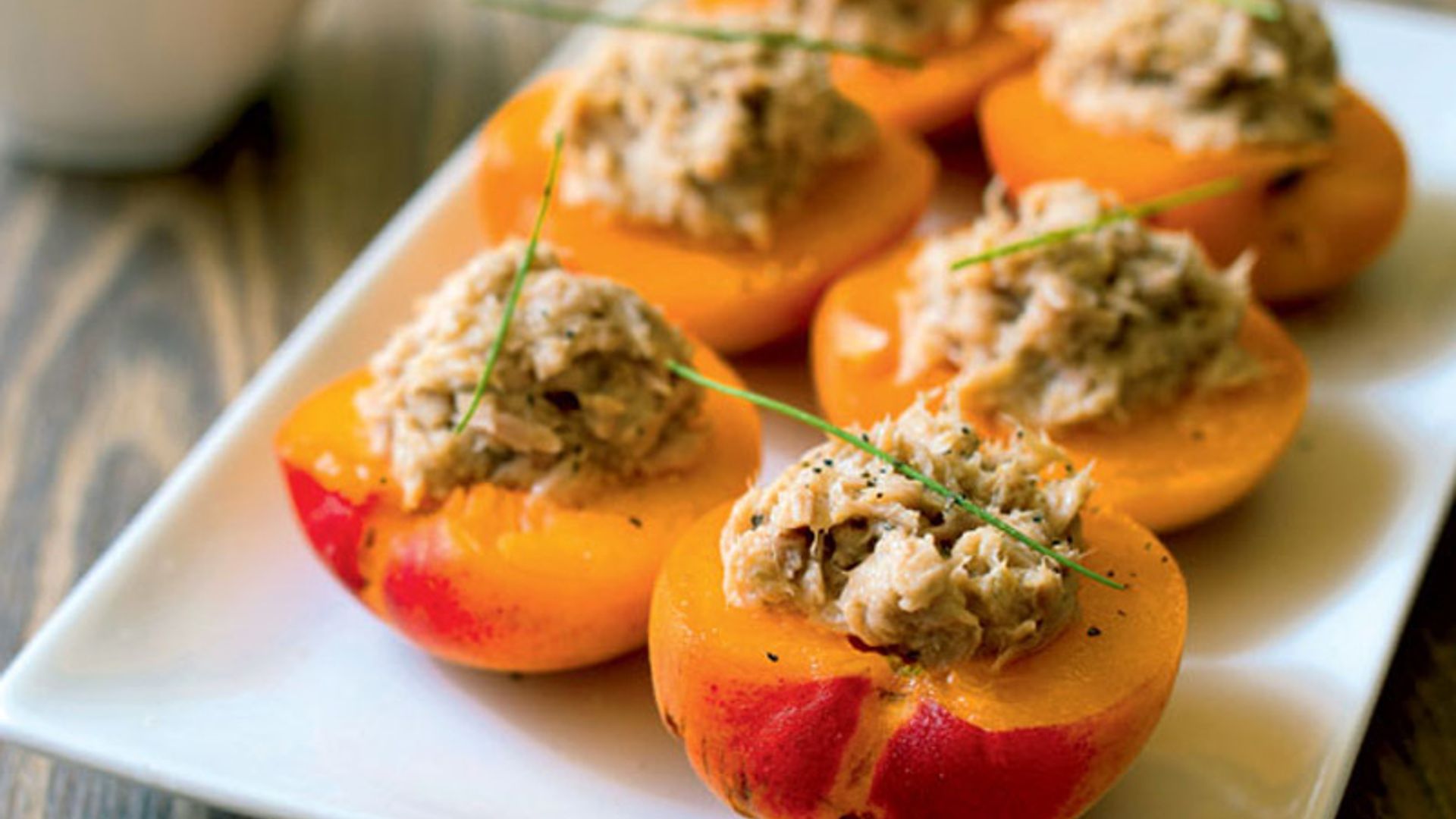 Albaricoques rellenos de paté de atún