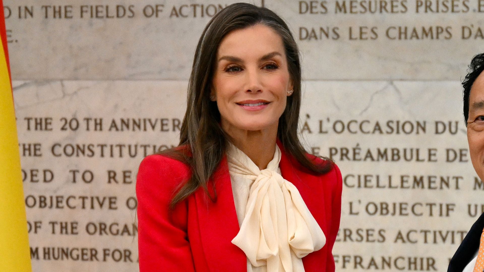 La reina Letizia, estilazo en Roma con un traje rojo y la blusa 'pussy-bow' que une a las princesas de Gales