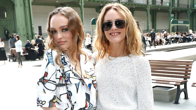Lily-Rose Depp y su madre Vanessa Paradis en el desfile de Chanel