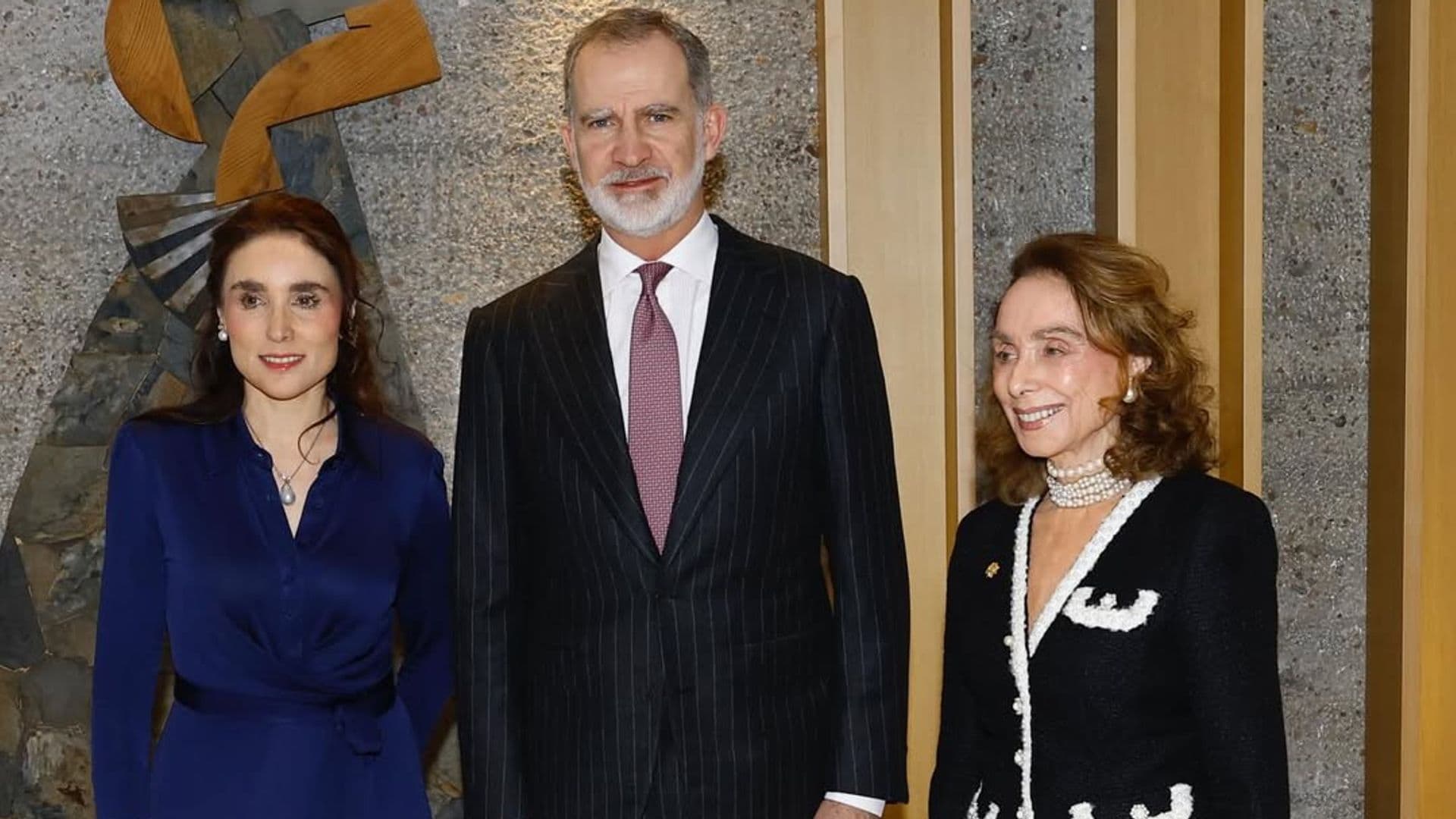 Felipe VI junto a Paloma Segrelles y Paloma Arenaza en el acto
