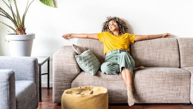 mujer sofa relajada