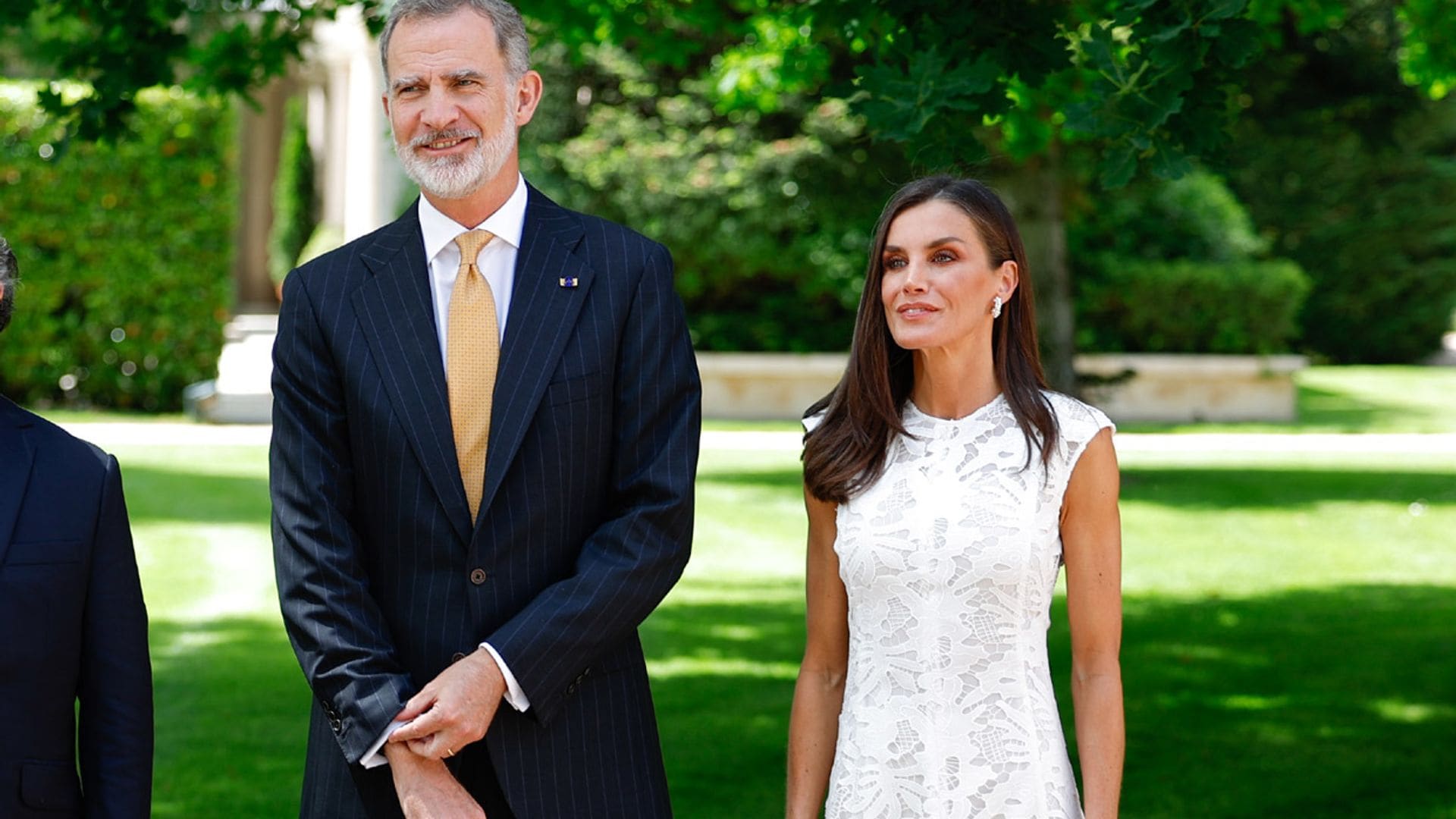 Doña Letizia rejuvenece su vestido semitransparente con sello español que fue viral