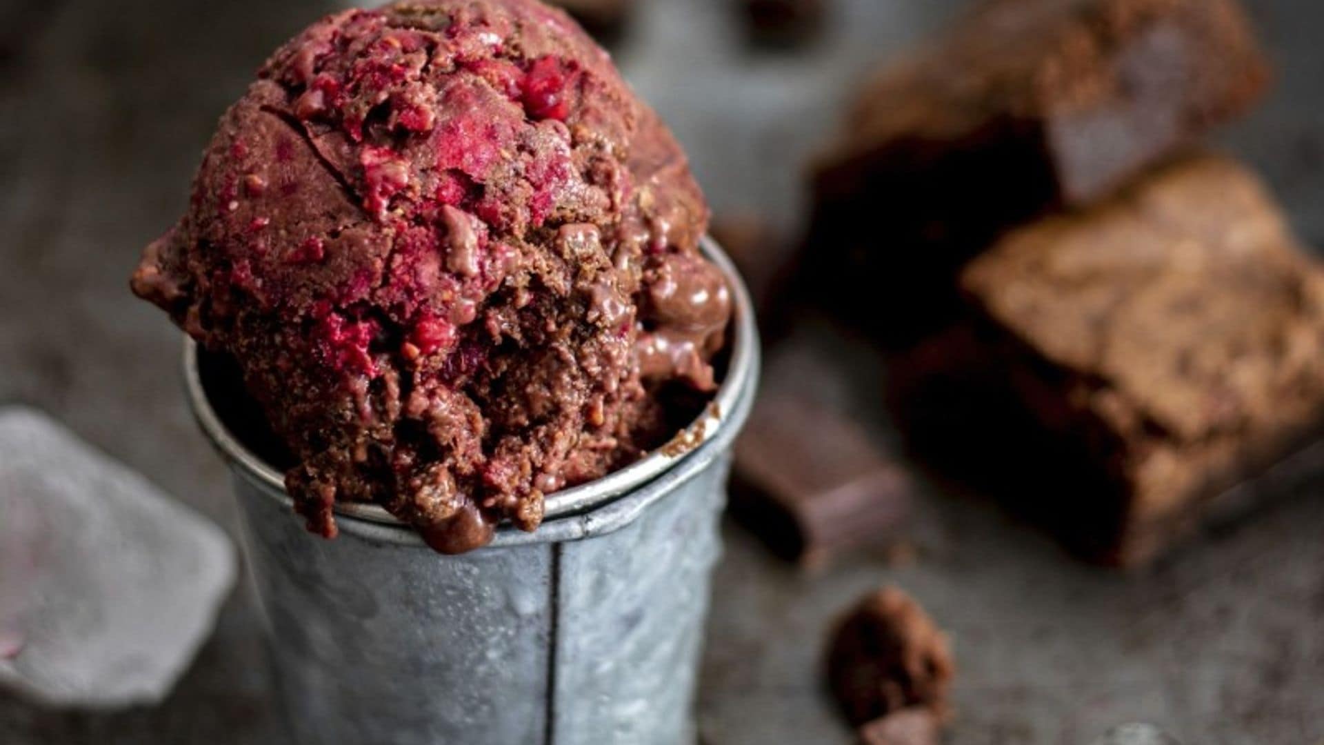 Helado de brownie y frambuesa
