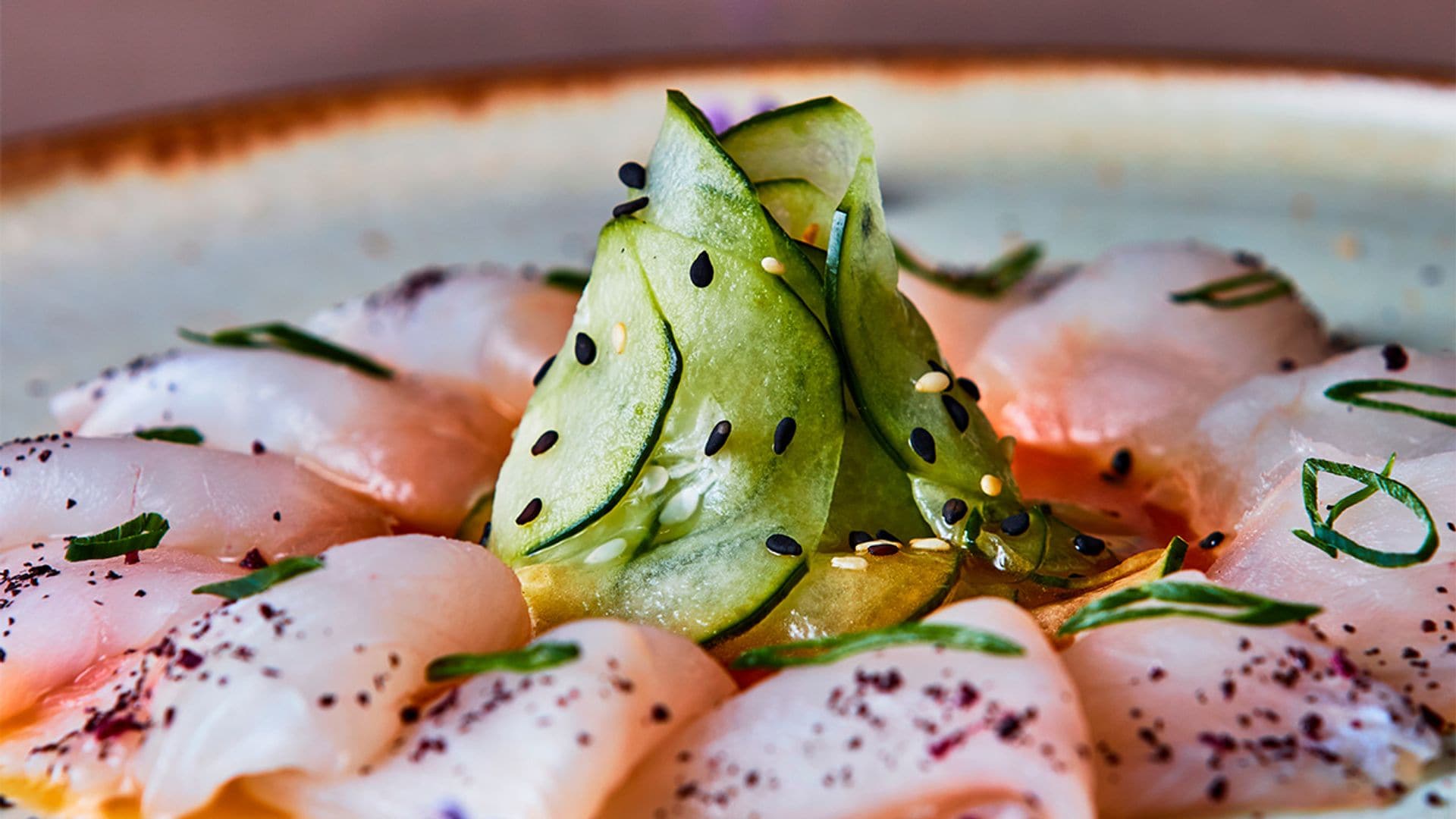 Tiradito de caballa con aguacate, pepino, lima y olivas Kalamata