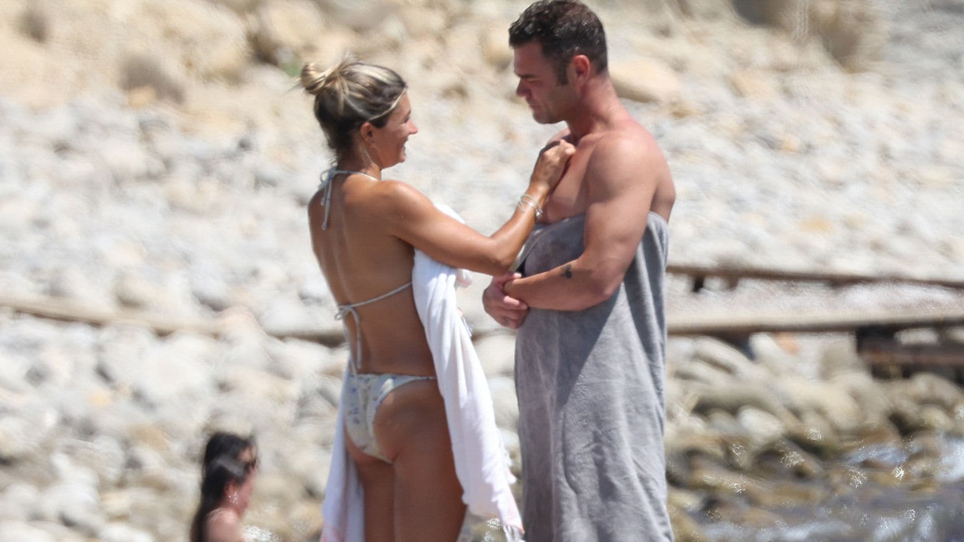 Besos, abrazos... Fonsi Nieto y Maider Barthe protagonizan sus imágenes más apasionadas en Ibiza