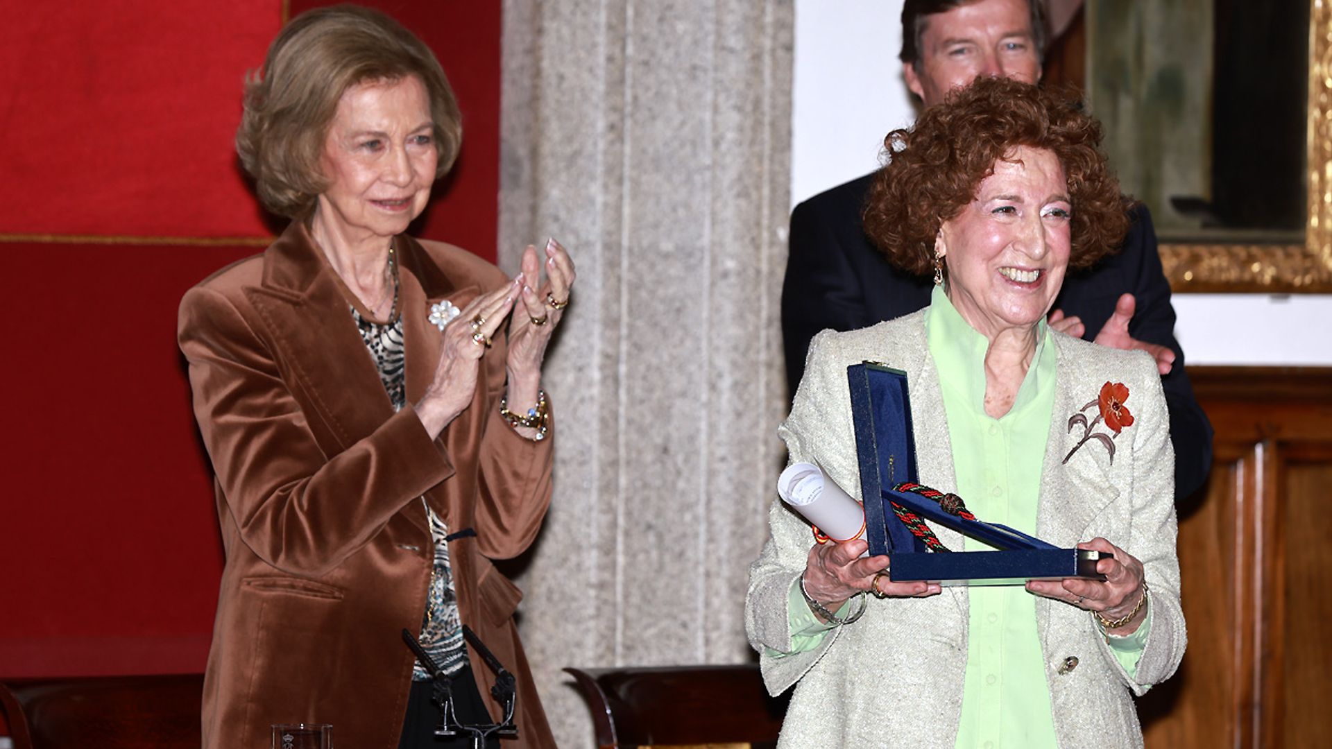 La reina Sofía premia a una de las mentoras del rey Felipe antes de viajar a Asturias
