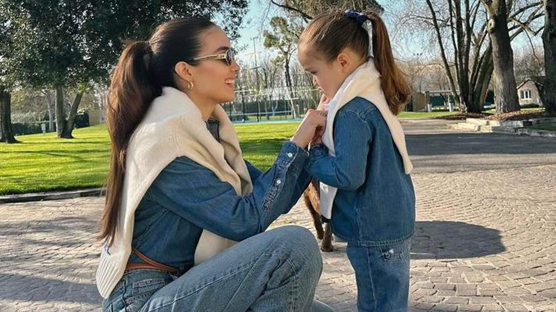 Sharon Fonseca es toda ternura enseñando a su hija Blu a atar los zapatos