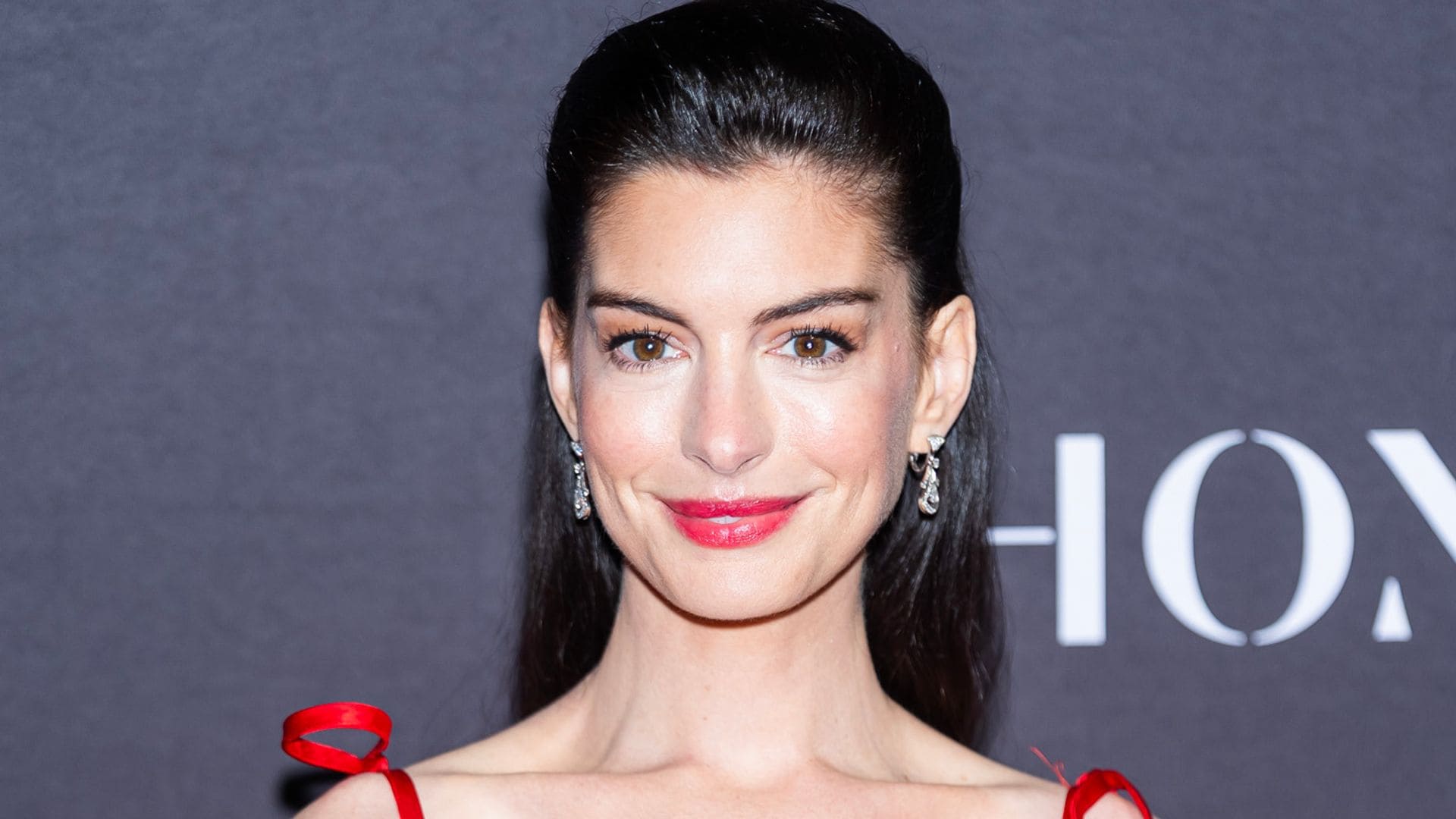 Anne Hathaway en la gala WWD Honors en Nueva York el 28 de octubre de 2025