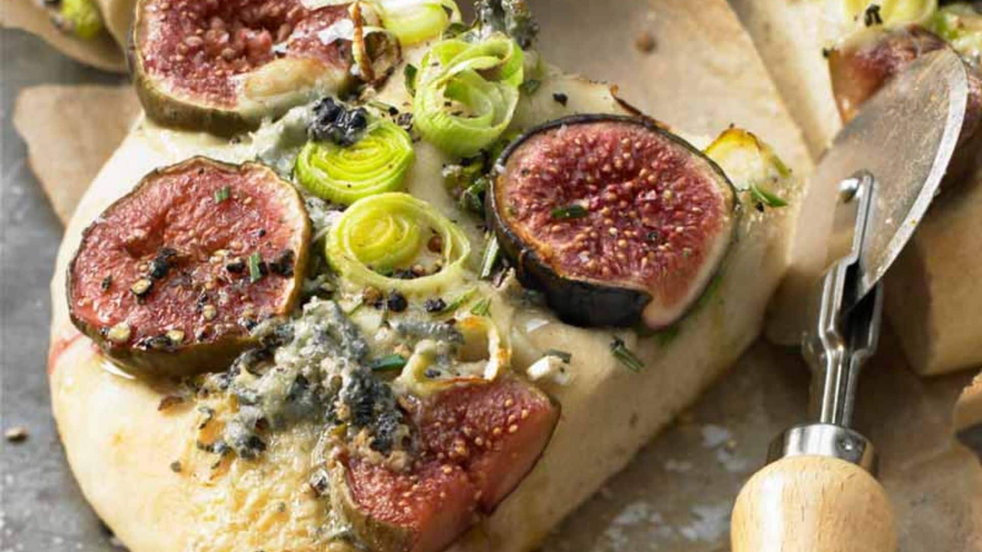 'Focaccia' con higos, puerros y queso azul