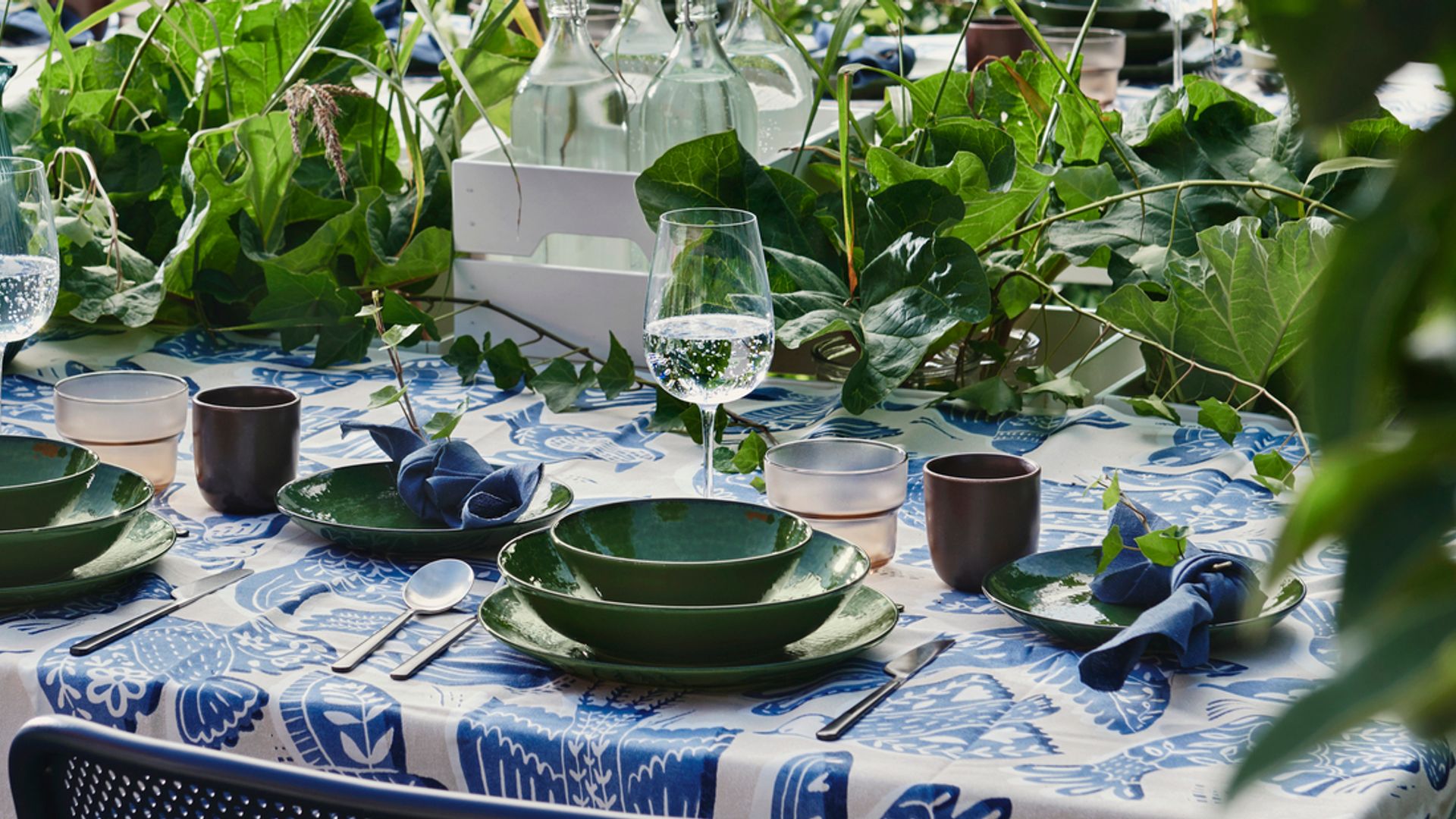 Comedor de exterior con vegetación
