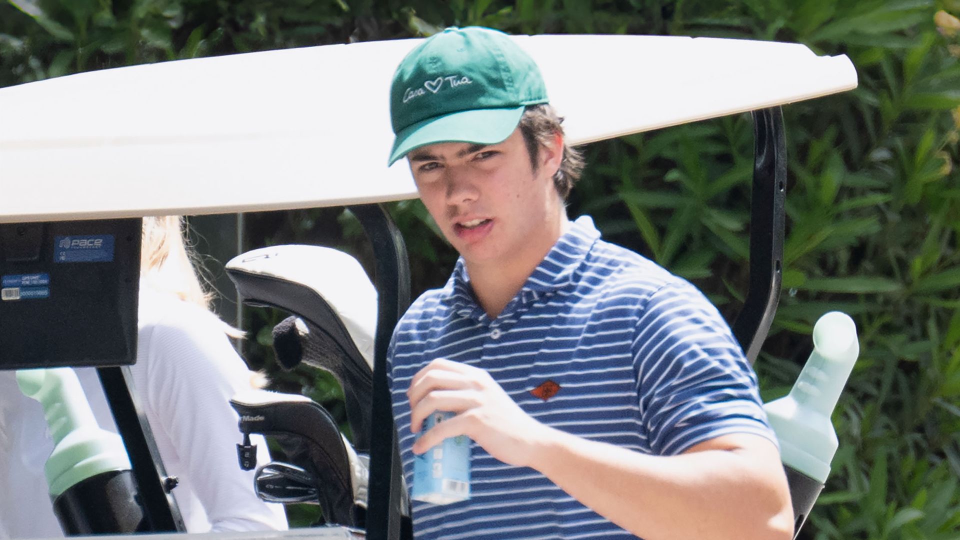 Guillermo con un 'look' de rayas marineras para jugar a golf