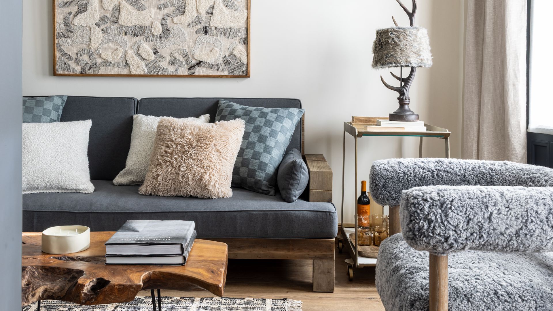 Así es el refugio de la interiorista María Acha en el norte de España: madera, papeles pintados y guiños alpinos