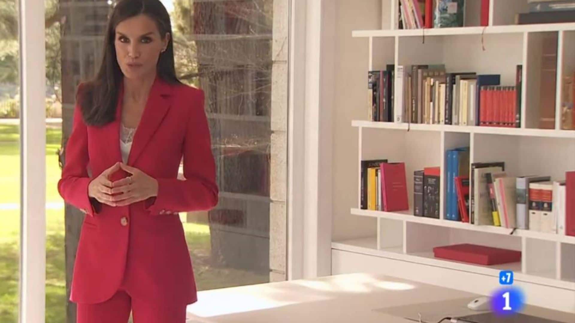 Del libro de una amiga a su interés por la moda: los 7 detalles más llamativos de la estantería de la Reina