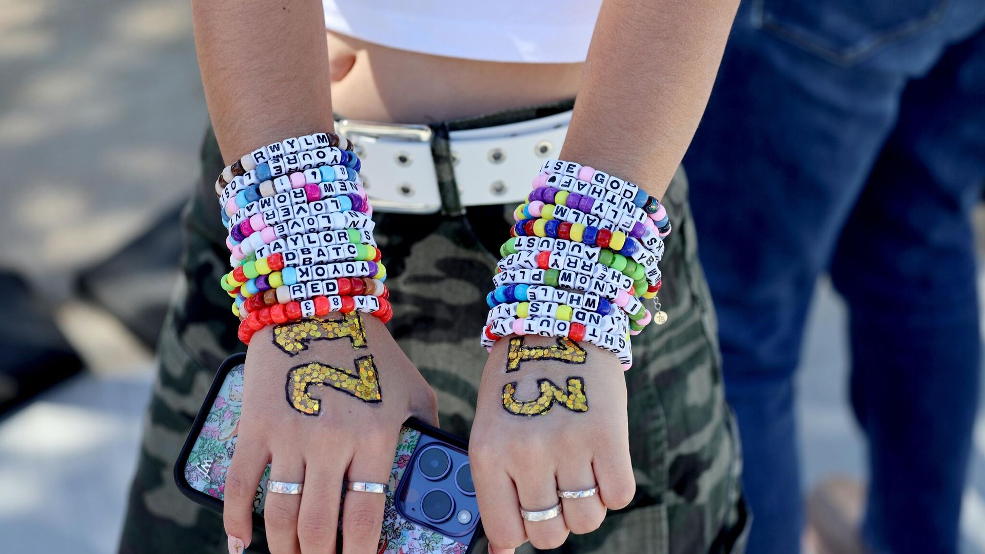 ¿Qué son las ‘friendship bracelets’ que todos están llevando al Eras Tour de Taylor Swift?
