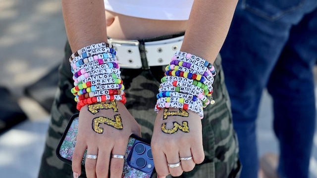 taylor swift fans board busses to sofi to see the first night of her sold out concert