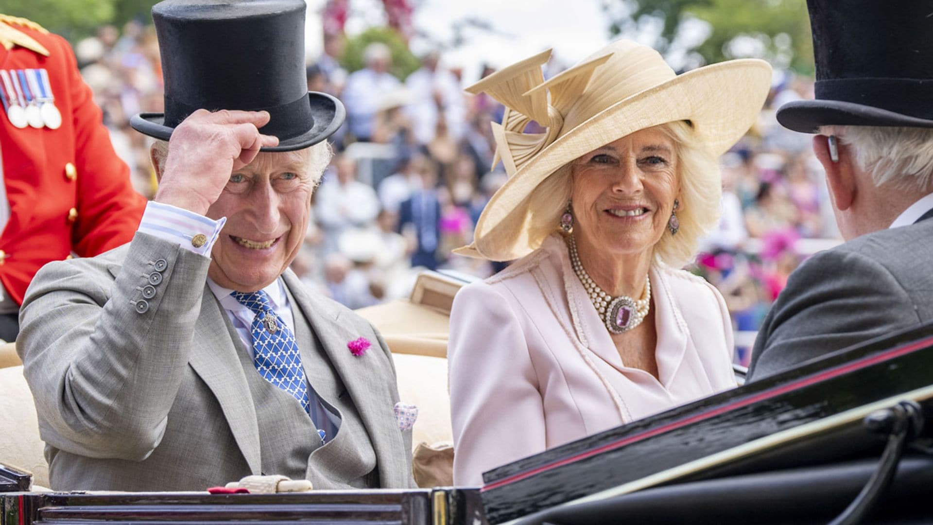 La reina Camilla recicla en Ascot el look que llevó en la boda de Harry y Meghan