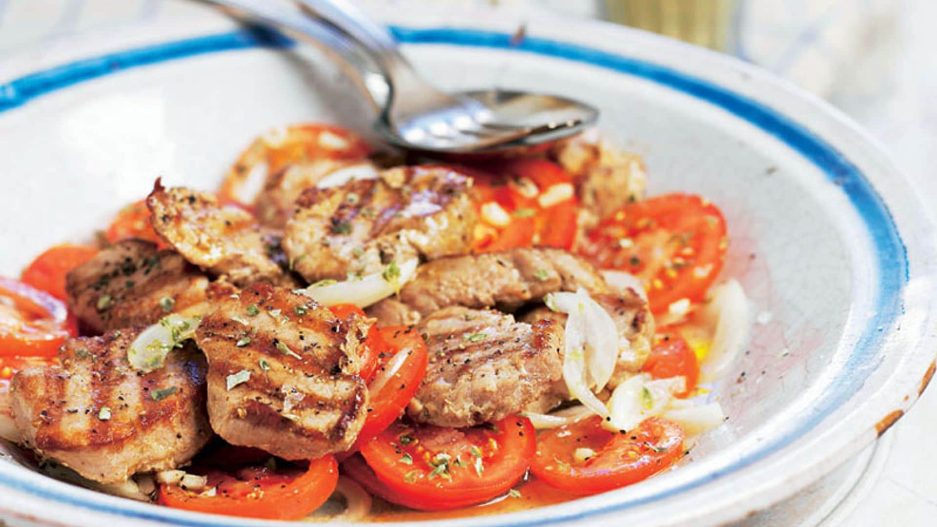 Solomillitos de cerdo con ensalada de tomate