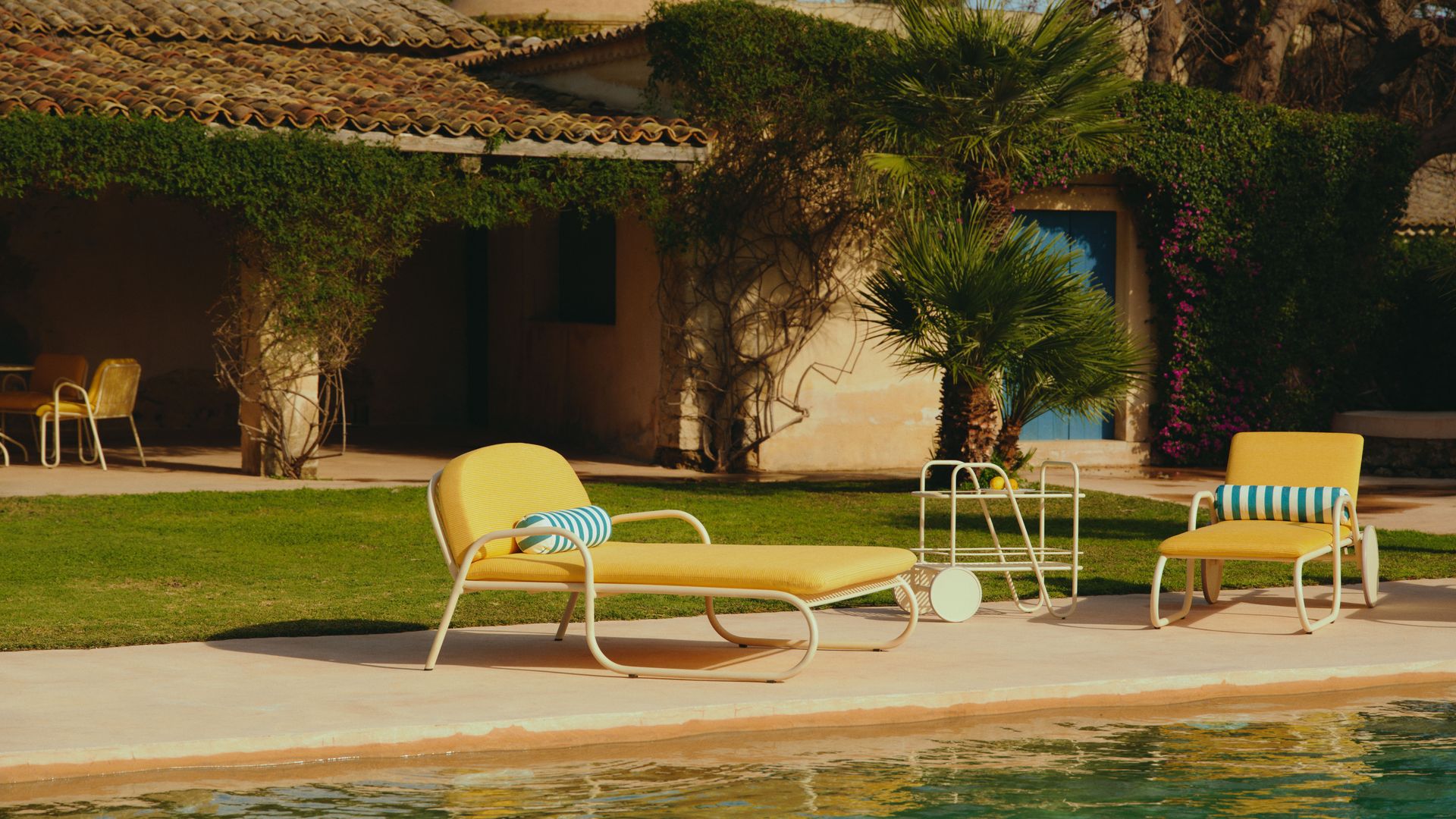 Tumbonas Giovanni de Westwing Collection Outdoor 2026 junto a la piscina