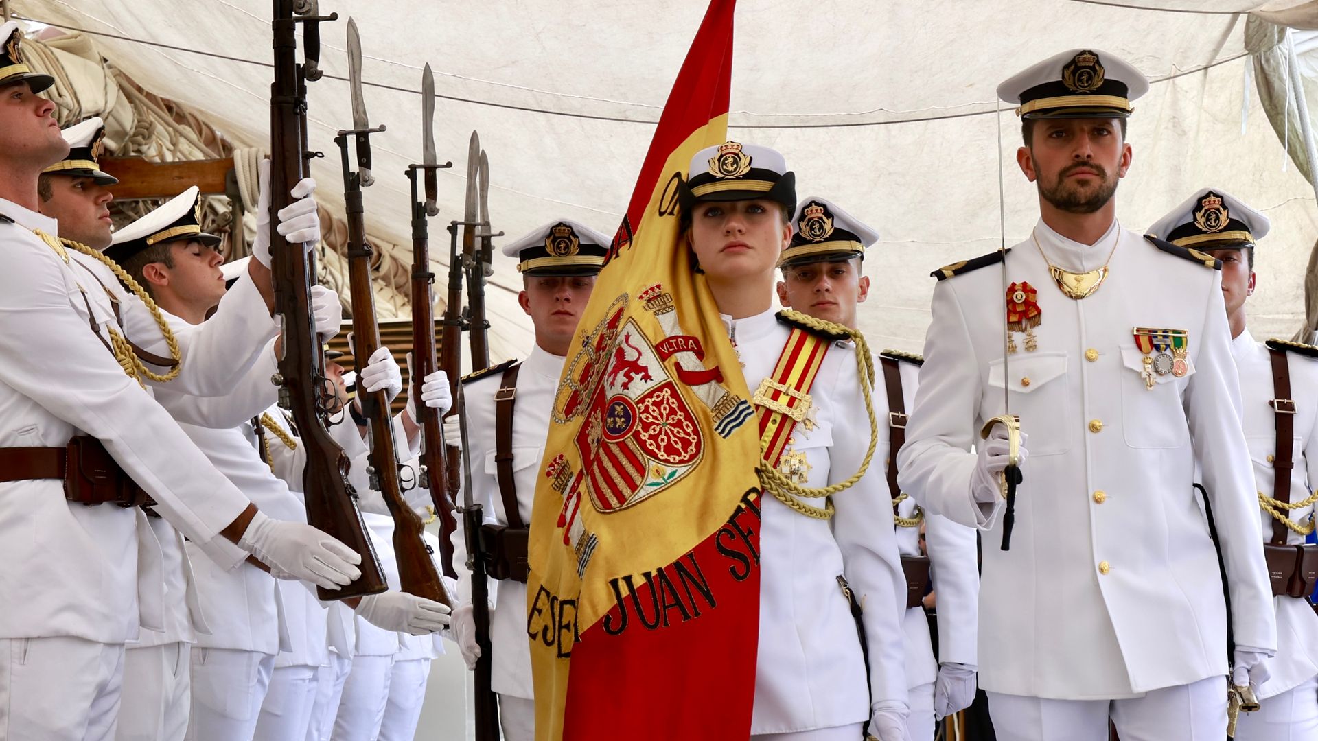 EXCLUSIVA. Así hemos vivido la última jura de bandera de la princesa Leonor en el Juan Sebastián Elcano: misa, aperitivos e invitados
