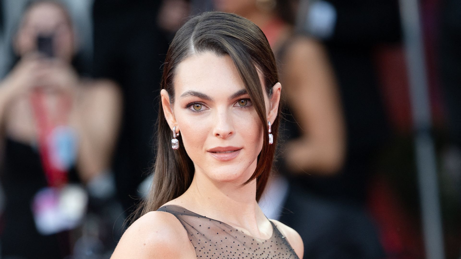 Vittoria Ceretti en el festival de venecia 2026 con la raya lateral