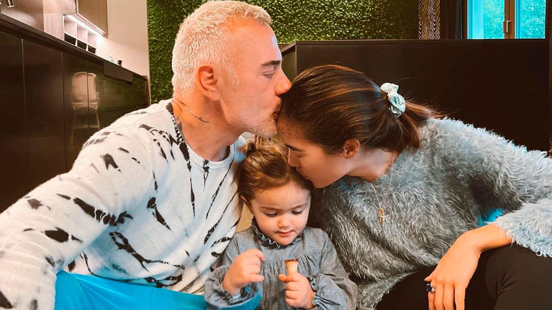 El divertido baile de Gianluca Vacchi con su hija Blu Jerusalema poniendo el árbol de Navidad