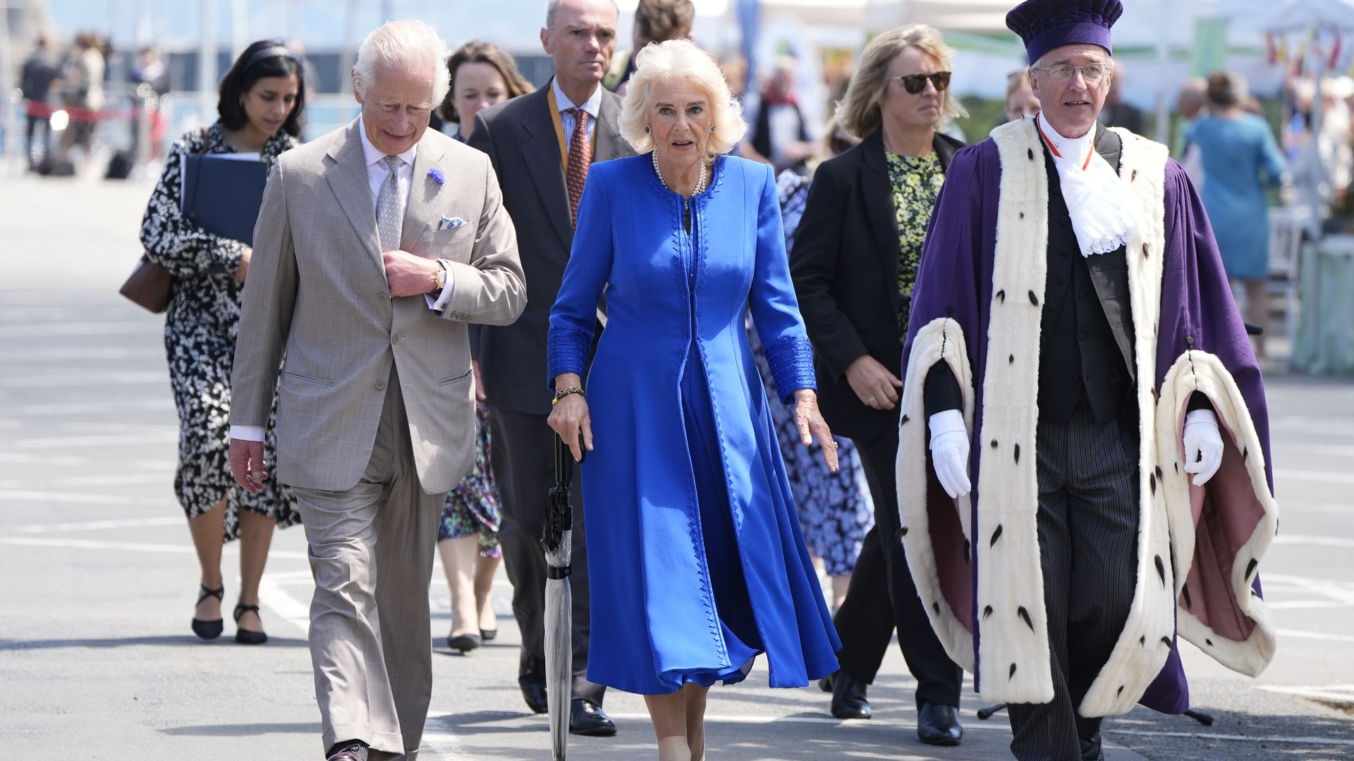 ¿Qué le ha pasado a la reina Camilla en el pie que lleva vendado?