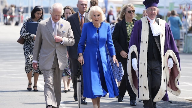 Reyes Carlos y Camilla en las islas del canal de la Mancha en julio de 2024
