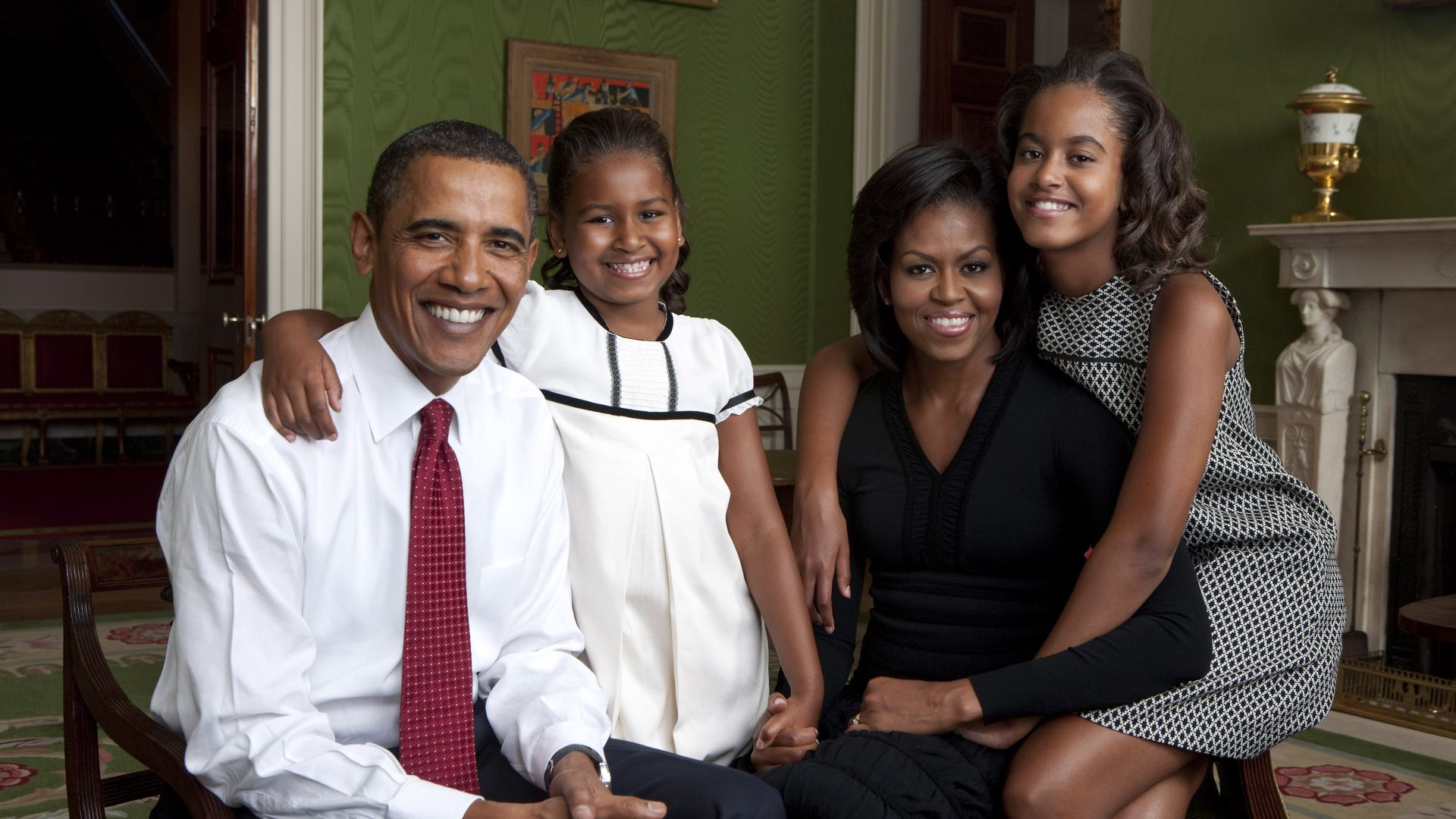 Michelle y Barack Obama, junto a sus hijas, Malia y Sasha Obama, cuando éstas eran pequeñas y él presidente de Estados Unidos