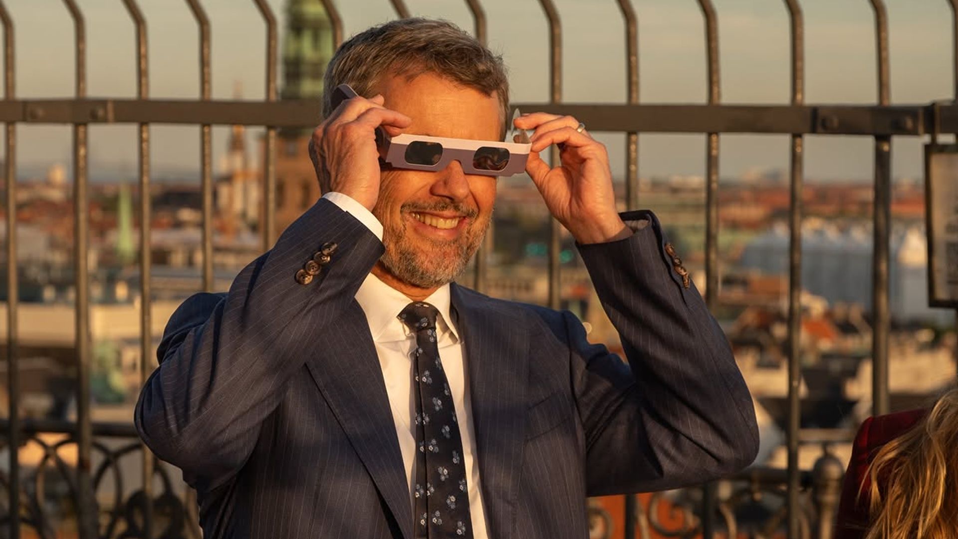 Federico de Dinamarca sorprende: del rock y los coches a la astronomía en pleno eclipse